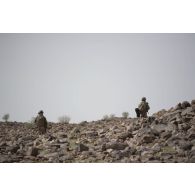 Des sapeurs du 2e régiment étranger de génie (REG) reconnaissent une zone dans le secteur des monts Farach, au Mali.