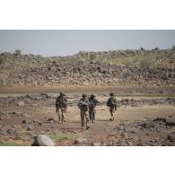 Des sapeurs du 2e régiment étranger de génie (REG) reconnaissent une zone dans le secteur des monts Farach, au Mali.