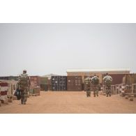 De soldats circulent sur la zone logistique de camp de Gao, au Mali.