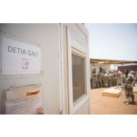 Vue de l'entrée du bureau de détachement de transit interarmées (DéTIA) en zone logistique du camp de Gao, au Mali.