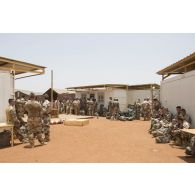 Des soldats attendent leur départ depuis les bureaux du détachement de transit interarmées (DéTIA) sur le camp de Gao, au Mali.