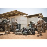 Des soldats du 13e bataillon de chasseurs alpins (BCA) rassemblent leurs affaire pour leur départ depuis les bureaux du détachement de transit interarmées (DéTIA) à Gao, au Mali.