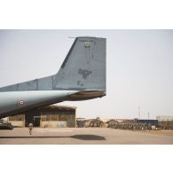 Des marsouins du 3e régiment d'infanterie de marine (RIMa) se dirigent sur la piste de l'aérodrome pour leur départ depuis Gao, au Mali.