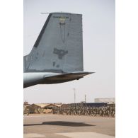 Des marsouins du 3e régiment d'infanterie de marine (RIMa) se dirigent sur la piste de l'aérodrome pour leur départ depuis Gao, au Mali.