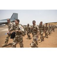 Des marsouins du 3e régiment d'infanterie de marine (RIMa) se dirigent sur la piste de l'aérodrome pour leur départ depuis Gao, au Mali.
