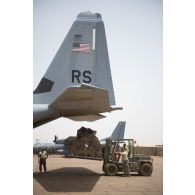 Un chariot Valmet du détachement de transit interarmées (DéTIa) charge du fret à bord d'un avion Hercules C-130 de l'US Air Force à Gao, au Mali.