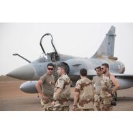 Des mécaniciens se coordonnent pour la maintenance d'un avion Mirage 2000 C de l'escadron de chasse 2/5 Île-de-France à Gao, au Mali.