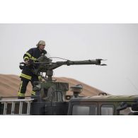 Un pompier sécurise le périmètre de maintenance d'un avion depuis son véhicule d'intervention polyvalent (VIP) Sides S170 sur l'aérodrome de Gao, au Mali.