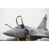 Des mécaniciens interviennent sur un avion Mirage 2000 C de l'escadron de chasse 2/5 Île-de-France à Gao, au Mali.