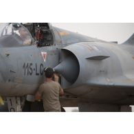 Des mécaniciens interviennent sur un avion Mirage 2000 C de l'escadron de chasse 2/5 Île-de-France à Gao, au Mali.