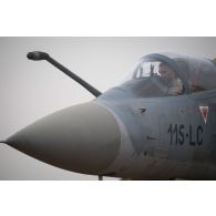 Un mécanicien intervient sur un avion Mirage 2000 C de l'escadron de chasse 2/5 Île-de-France à Gao, au Mali.