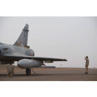 Des mécaniciens interviennent sur un avion Mirage 2000 C de l'escadron de chasse 2/5 Île-de-France à Gao, au Mali.
