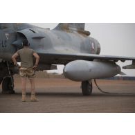 Un mécanicien intervient sur un avion Mirage 2000 C de l'escadron de chasse 2/5 Île-de-France à Gao, au Mali.