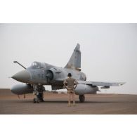 Des mécaniciens interviennent sur un avion Mirage 2000 C de l'escadron de chasse 2/5 Île-de-France à Gao, au Mali.