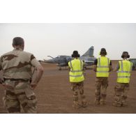 Des mécaniciens interviennent sur un avion Mirage 2000 C de l'escadron de chasse 2/5 Île-de-France à Gao, au Mali.
