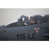 Un mécanicien intervient sur un avion Mirage 2000 C de l'escadron de chasse 2/5 Île-de-France à Gao, au Mali.