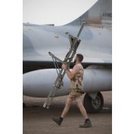 Un mécanicien intervient sur un avion Mirage 2000 C de l'escadron de chasse 2/5 Île-de-France à Gao, au Mali.