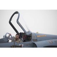Un mécanicien intervient sur un avion Mirage 2000 C de l'escadron de chasse 2/5 Île-de-France à Gao, au Mali.