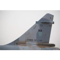 Vue de la dérive d'un avion Mirage 2000-C de l'escadron de chasse 2/5 Île-de-France à Gao, au Mali.