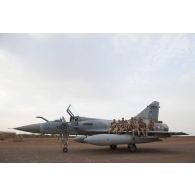 Portrait de groupe des mécaniciens autour d'un avion Mirage 2000-C de l'escadron de chasse 2/5 Île -de-France à Gao, au Mali.