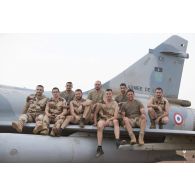 Portrait de groupe des mécaniciens autour d'un avion Mirage 2000-C de l'escadron de chasse 2/5 Île -de-France à Gao, au Mali.
