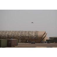Un avion Mirage 2000-C de l'escadron de chasse 2/5 Île-de-France survole l'aérodrome de Gao, au Mali.