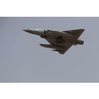 Un avion Mirage 2000-C  de l'escadron de chasse 2/5 Île-de-France survole la base de Gao, au Mali.