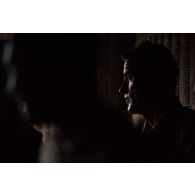 Des soldats se mettent à l'abri sous un shelter lors d'une alerte à Gao, au Mali.