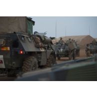 Un peloton de la force de réaction rapide (FRR) se tient prêt à intervenir lors d'une alerte sur le camp de Gao, au Mali.