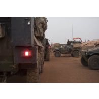 Un peloton de la force de réaction rapide (FRR) se tient prêt à intervenir lors d'une alerte sur le camp de Gao, au Mali.