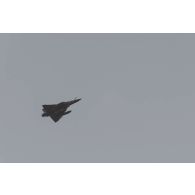 Un avion Mirage 2000C survole le camp de Gao, au Mali.