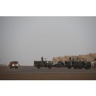 Un peloton de sapeurs-pompiers se tient prêt à intervenir au moyen de véhicules de lutte contre l'incendie lors d'une alerte sur le camp de Gao, au Mali.
