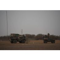 Un peloton de la force de réaction rapide (FRR) se tient prêt à intervenir lors d'une alerte sur le camp de Gao, au Mali.