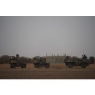 Un peloton de la force de réaction rapide (FRR) se tient prêt à intervenir lors d'une alerte sur le camp de Gao, au Mali.