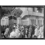 Port Saïd. Devant l'hôpital. Les femmes arabes se lamentent ; on vient de porter les morts et blessés à l'hôpital ; le batiment lui-même a été touché par une bombe tombée dans la rue. [légende d'origine]