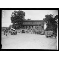 Dugny (Meuse). Ambulance américaine section U-5. Les autos de l'ambulance devant l'église.  [légende d'origine].