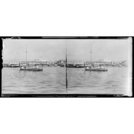 Le Pirée. Une vedette italienne. [légende d'origine]