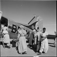 Transbordement de frets de l'appareil d'Air France au Toucan de la 5e région aérienne.
