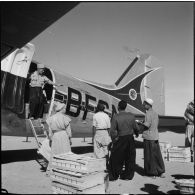Transbordement de frets de l'appareil d'Air France au Toucan de la 5e région aérienne.