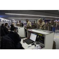 Un aumônier musulman enregistre ses bagages au terminal de l'aéroport de Roissy-Charles-de-Gaulle.