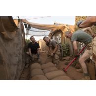 Un opérateur de l'ECPAD remplit des sacs à terre pour la consolidation des infrastructures du camp de Gao, au Mali.