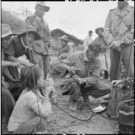 Contact radio lors d'une halte dans un village Méo au cours d'une opération au nord de Laï chau avec le 1er RTM (régiment de trirailleurs marocains).<br>