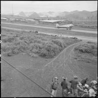Atterrissage d'un avion Dakota sur la piste du camp retranché de Na San.