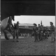 Embarquement d'un groupe de soldats du 3e BT (bataillon Thaï) à bord d'un avion au cours de l'évacuation du camp de Na San.