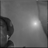 Autoportrait de Jean Péraud, photographe à la section ciné-photo du SPI (Service presse information).