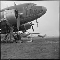Sur la piste du camp retranché de Na San, l'adjudant-chef Coves vérifie le moteur de son appareil.