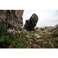 Un démineur de l'équipe EOD de la FRC (Force commander reserve) neutralise une mine dans le cadre d'un exercice interarmes dans le secteur de Marjayoun (Liban).