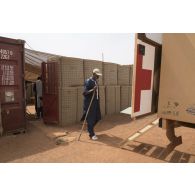 Un patient civil embarque à bord d'une ambulance pour leur consultation médicale à Gao, au Mali.