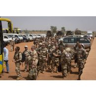Des soldats embarquent à bord d'un bus pour leur départ de Niamey, au Niger.