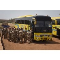 Des soldats embarquent à bord d'un bus pour leur départ de Niamey, au Niger.
